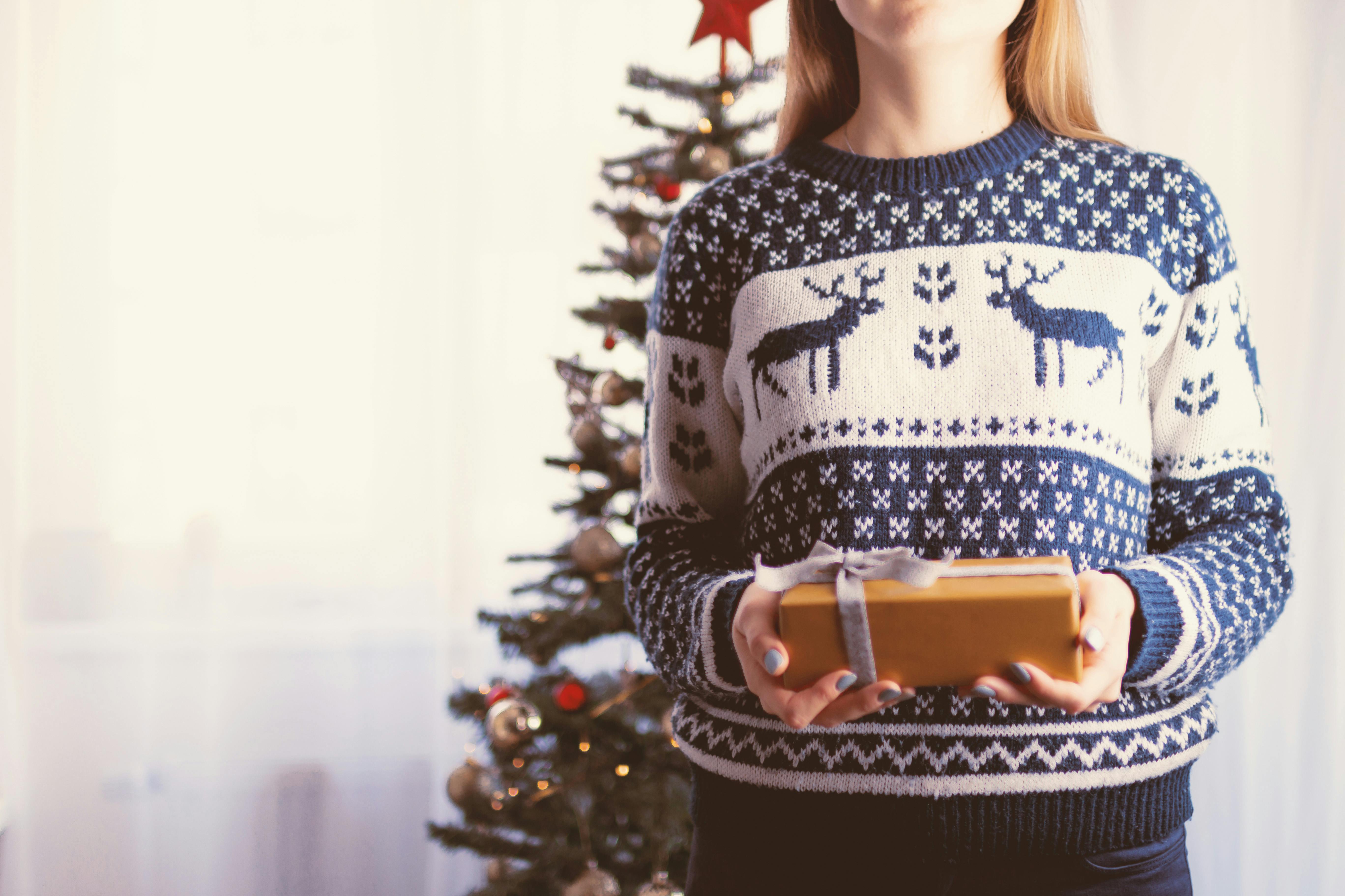 Christmas-gift.jpg Pass the pacrel at your Christmas party