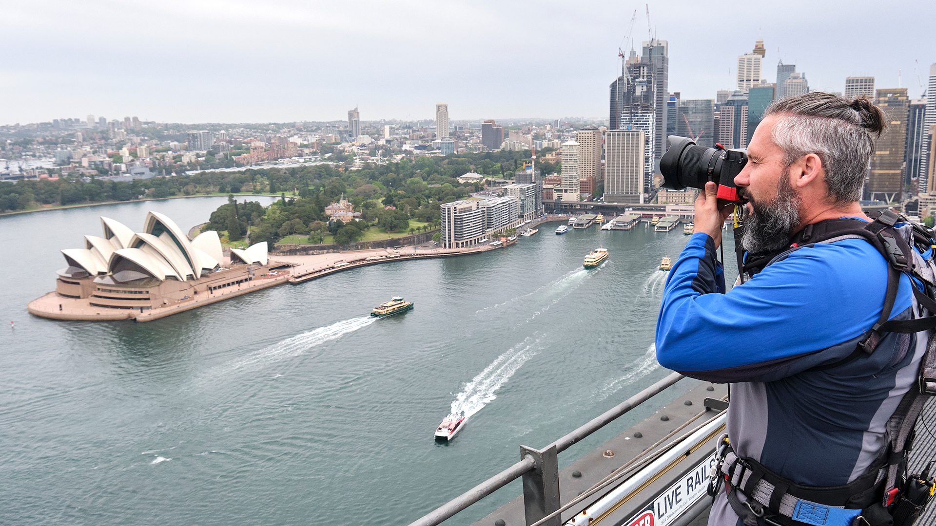 Photography-Masterclass_Photographer-on-Bridge_1920x1080.jpg